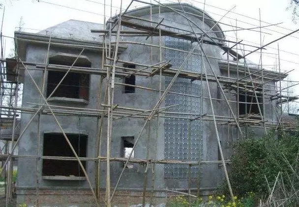 分享：網友自建二層小別墅，3個半圓外飄陽臺的特殊造型成亮點！