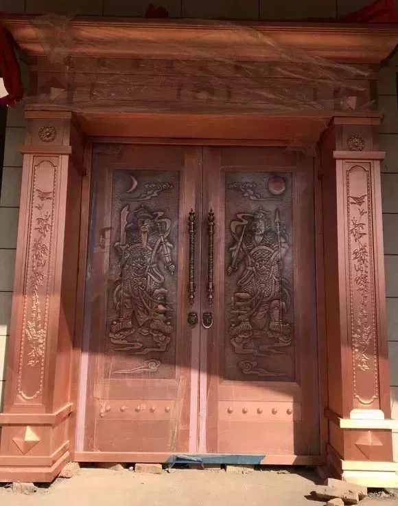 分享：網(wǎng)友自建三層別墅過(guò)程，大門(mén)花了6萬(wàn)，大家看值不值!